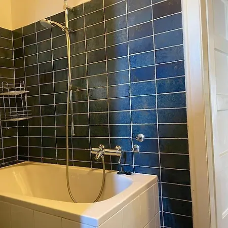 5 Bedrooms Central דירה