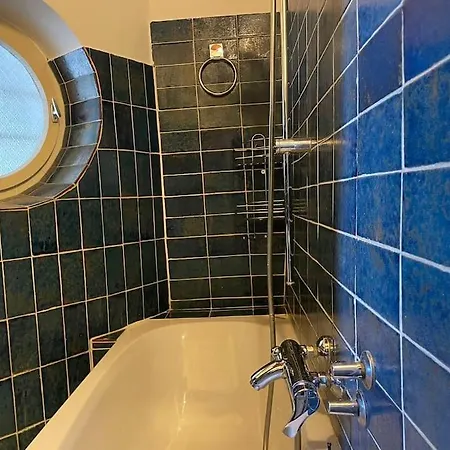 5 Bedrooms Central Apartman *